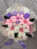 Buchet Floral Handmade cu Crini și lalele în Nuanțe Pastelate